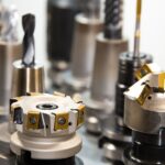 Een overzicht van industriële apparatuur, waaronder verwarmingselementen en meetapparatuur, die essentieel zijn voor productieprocessen.