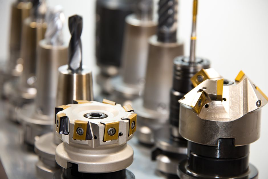 Een overzicht van industriële apparatuur, waaronder verwarmingselementen en meetapparatuur, die essentieel zijn voor productieprocessen.